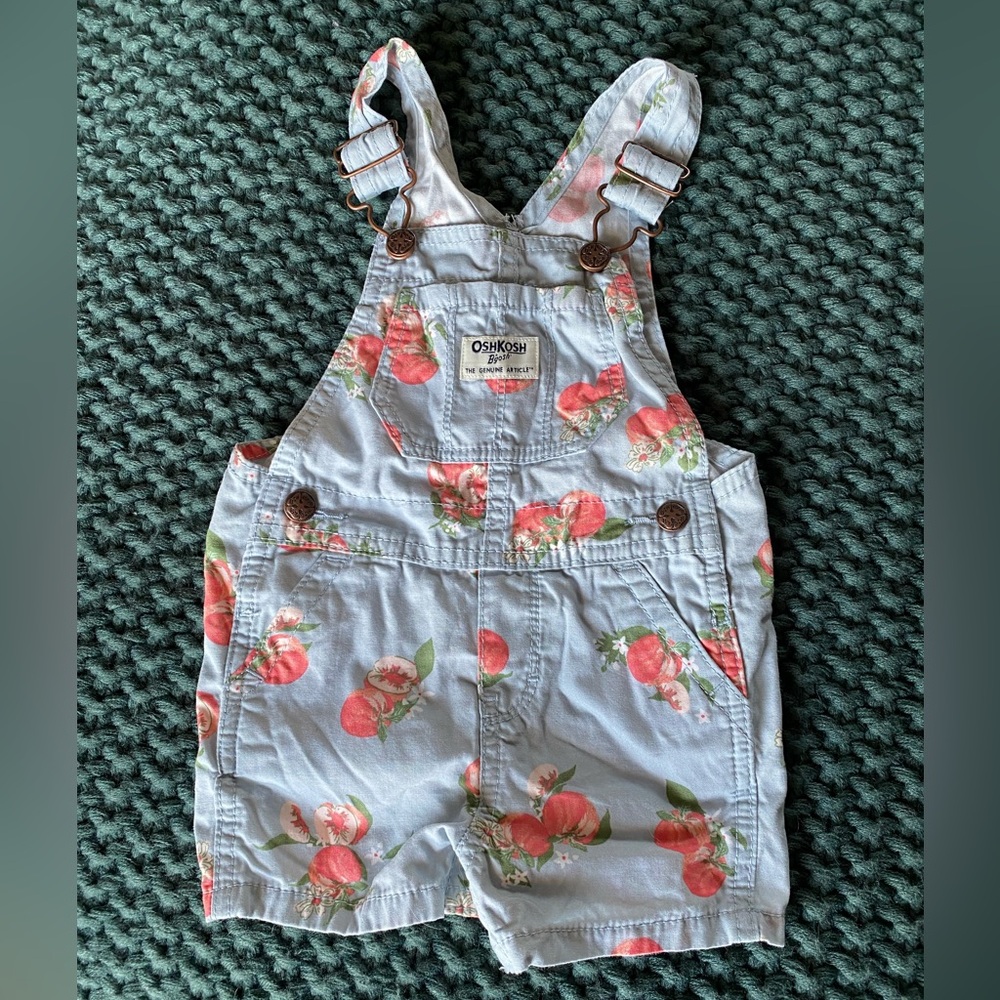 Oshkosh B’Gosh peach short overalls 🍑